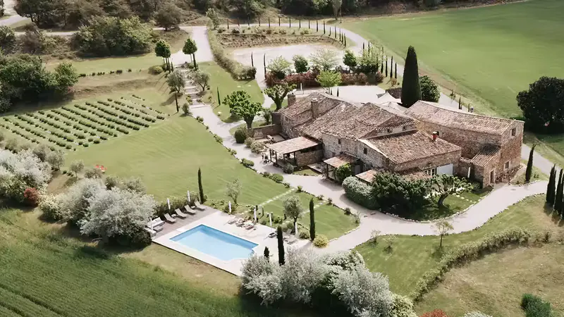 Vue aérienne du hameau de pierres du Clos du Tuilier, sa piscine et ses rangs de lavande