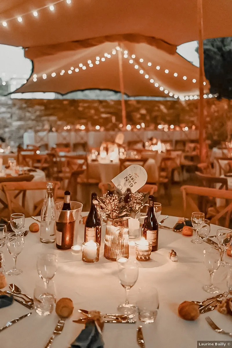 Table dressée sous la tente nomade, au Clos du Tuilier